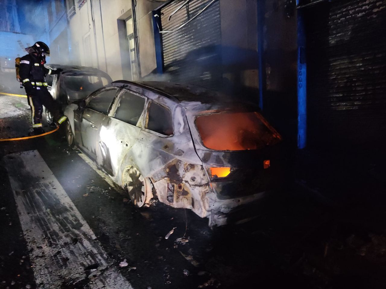 Coche calcinado por el incendio del Carmel / BOMBERS DE BARCELONA