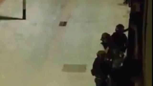 Los Mossos d'Esquadra se preparan para irrumpir en el domicilio de Sant Martí / CRÓNICA