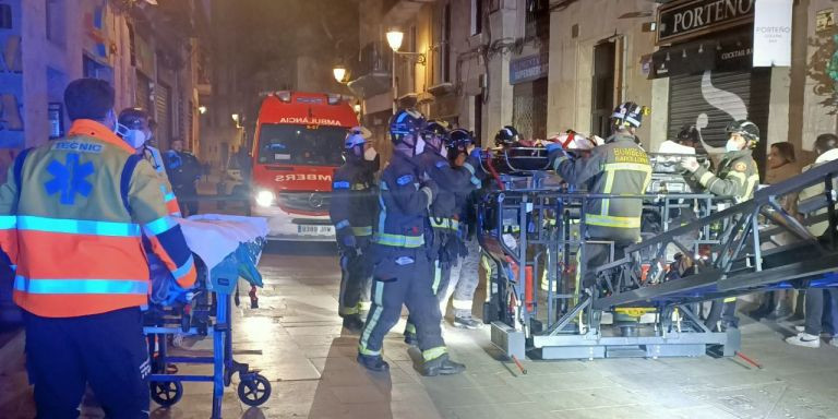 Efectivos de los Bomberos de Barcelona durante la evacuación de urgencia / BOMBERS DE BARCELONA