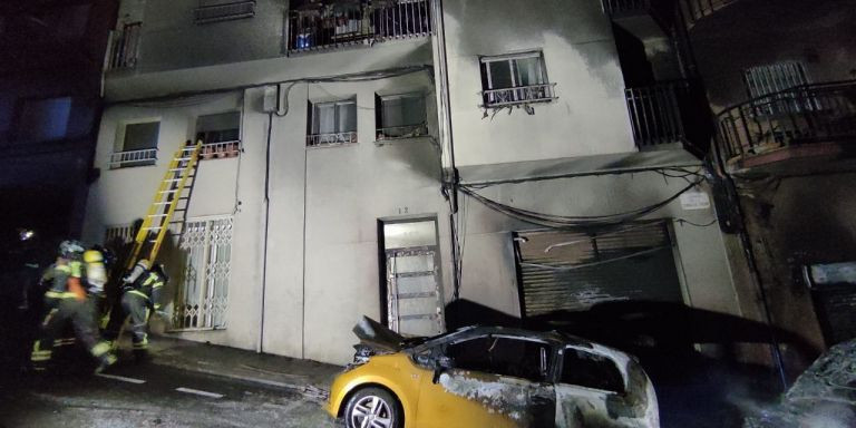 Fachada de uno de los edificios del Carmel, calcinada por el incendio / BOMBERS DE BARCELONA