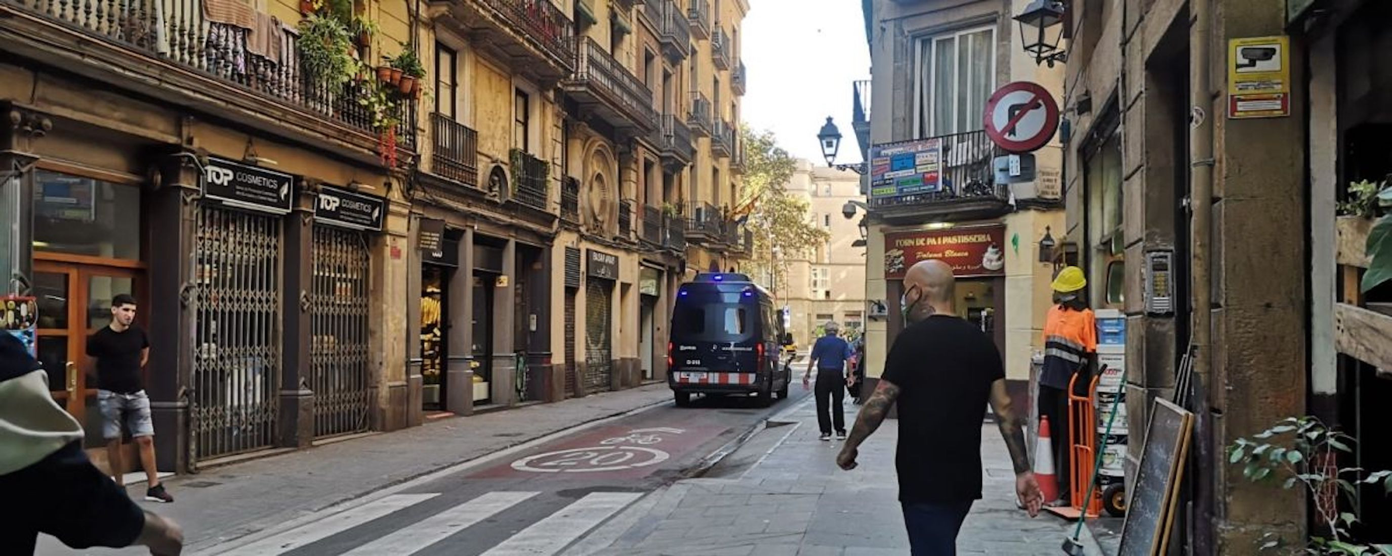 Un coche de Mossos en el calle del Hospital del Raval en una imagen de archivo / METRÓPOLI