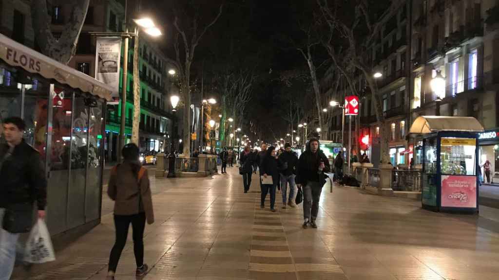 La Rambla de Barcelona de noche, a la altura del metro Liceu / CRÓNICA GLOBAL