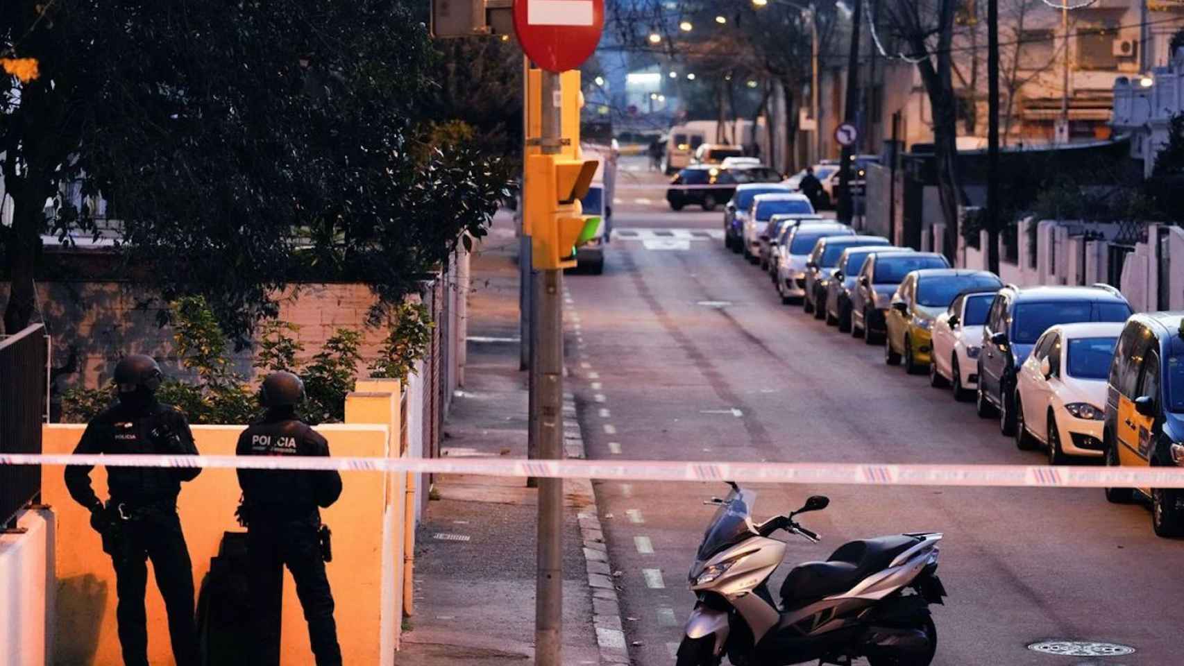 Dos mossos d'esquadra, en la zona acordonada tras el tiroteo de enero en Sant Martí / EFE