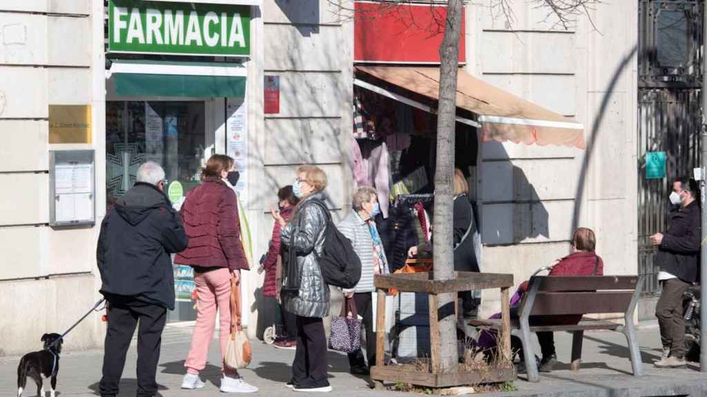 Colas ante una farmacia de Barcelona para comprar test de antígenos / EFE - MARTA PÉREZ