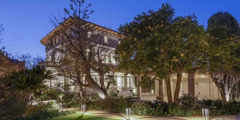 Jardín del hotel Boutique Mirlo Barcelona ubicado en el palacete de 'La Sombra del Viento' / CEDIDA