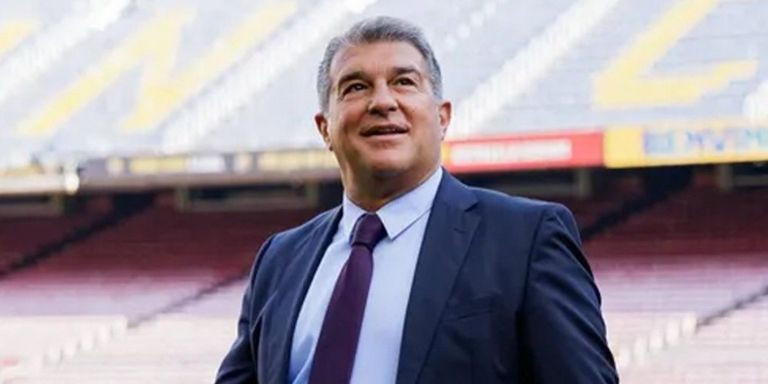 Joan Laporta, atento, observando a las gradas del Camp Nou / FCB