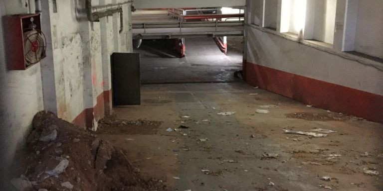 Interior del parking desalojado para acoger un supermercado / METRÓPOLI - RP