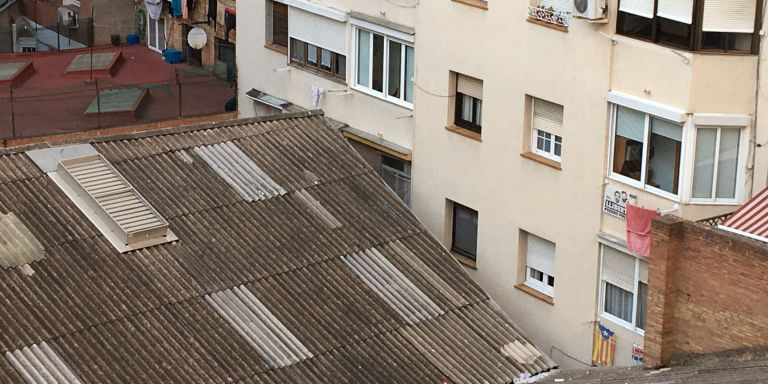 Cercanía de las ventanas a la cubierta de amianto / METRÓPOLI - RP