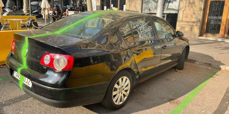 Así se ve por detrás coche vandalizado / METRÓPOLI