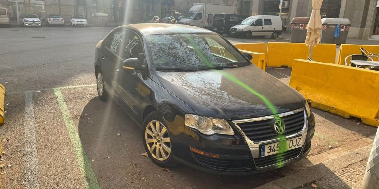 Más fotos del coche atacado con pintura verde / METRÓPOLI