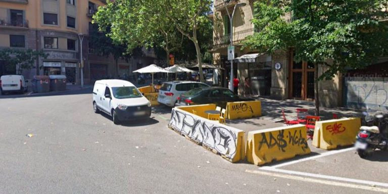 Dos vehículos estacionados en esta misma plaza en julio de 2021 / GOOGLE STREET VIEW