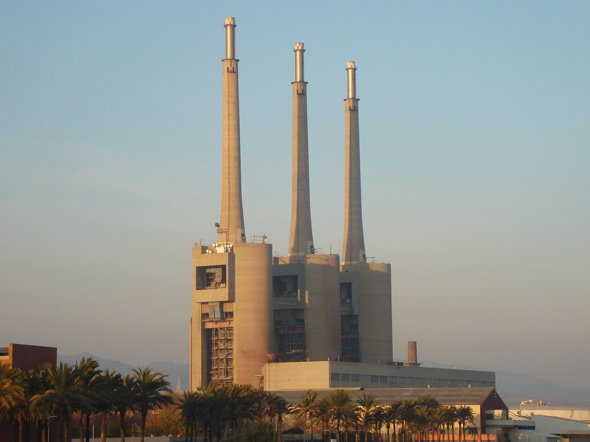 Tres Chimeneas de Sant Adrià de Besòs / WIKI