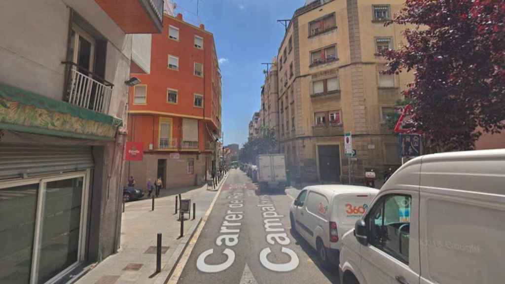 El cruce de las calles Rafael Campalans y Holanda de l'Hospitalet, en la zona donde ocurrieron los hechos / GOOGLE STREET VIEW