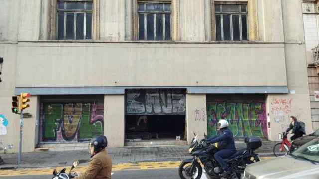 El edificio del Palacio del Cinema con la puerta medio levantada / METRÓPOLI - JORDI SUBIRANA