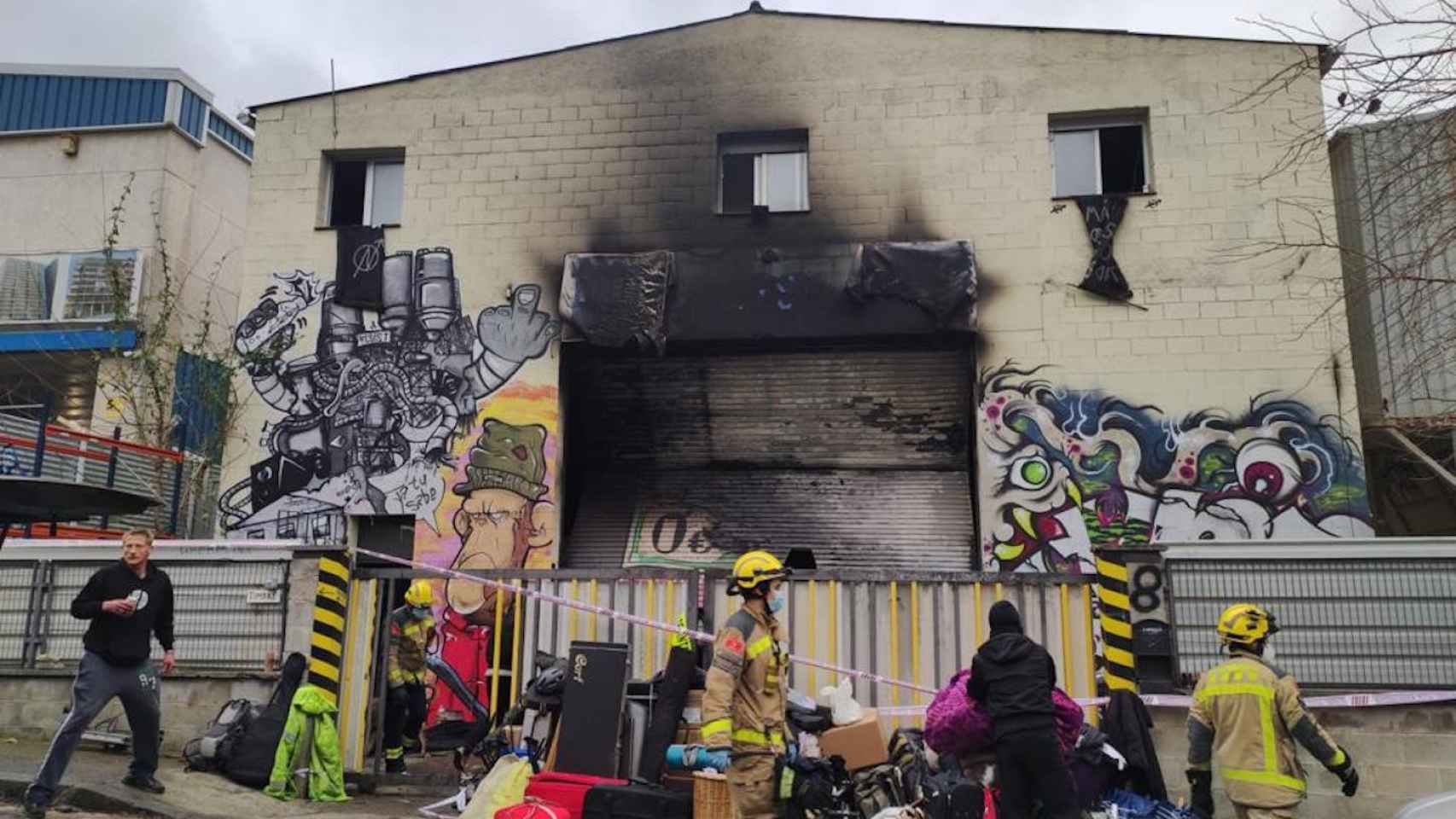 Los Bomberos atienden el incendio en la nave okupada el pasado 9 de enero / CEDIDA