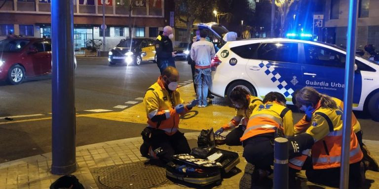 Los sanitarios del SEM atienden a un herido en un accidente en la Meridiana / PABLO MIRANZO