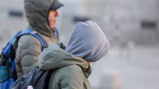 Dos personas abrigadas en plena ola de frío en Barcelona