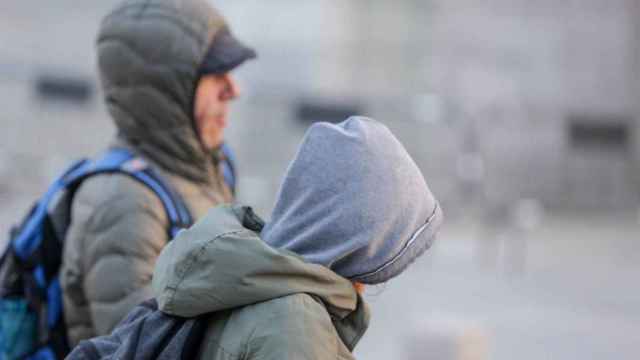 Dos personas abrigadas en plena ola de frío / EUROPA PRESS