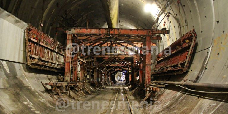 Más imágenes del material abandonado en el túnel / CARLOS VILÉS - TRENESMANÍA