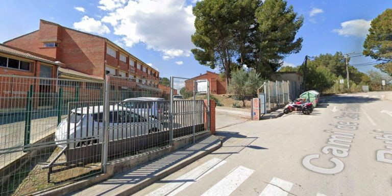 Acceso de entrada al Institut J.V. Foix, donde un camión atropelló a una joven / GOOGLE STREET VIEW