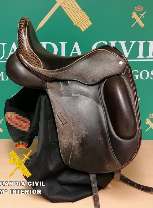 La silla de montar a caballo y valorada en 6.000 euros que fue robada por la mujer detenida en Barcelona / GUARDIA CIVIL