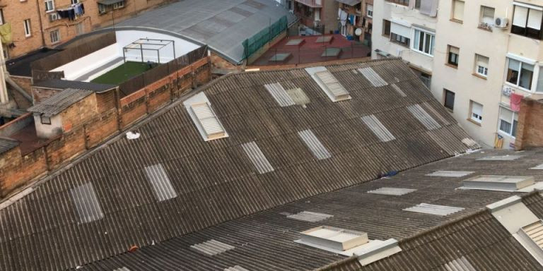 Cubierta de amianto en el Baix Guinardó / METRÓPOLI - RP