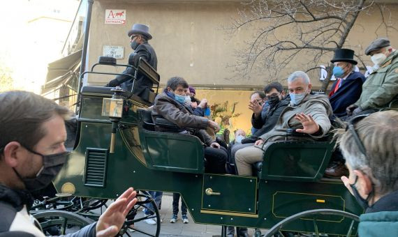 Jaume Collboni y Albert Batlle en una carroza dels Tres Tombs de Sant Antoni