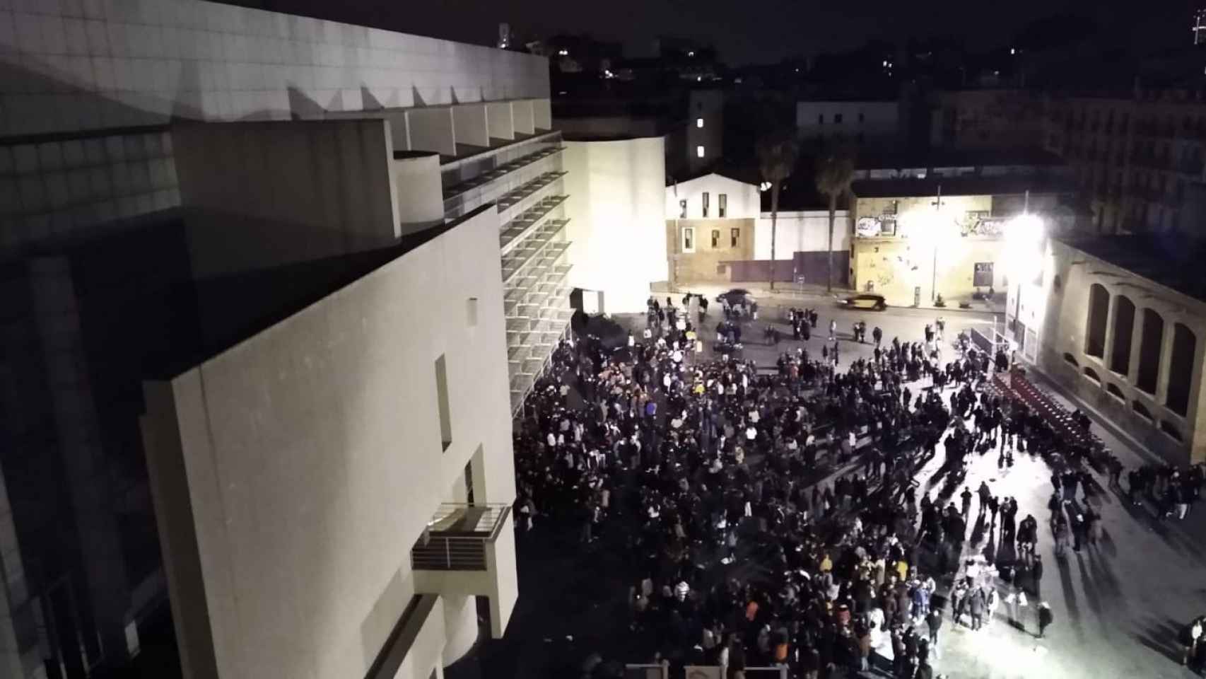 Botellones en la plaza del MACBA del Raval / CEDIDA