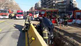 El vehículo volcado en una zanja de las obras de la Meridiana / BOMBERS BARCELONA