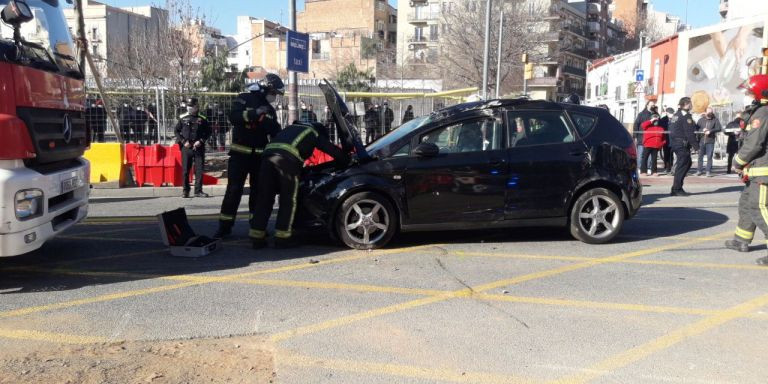 Estado del vehículo volcado en la Meridiana / BOMBERS BCN