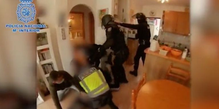 Agentes de la Policía Nacional durante el registro de una de las casas / POLICÍA NACIONAL