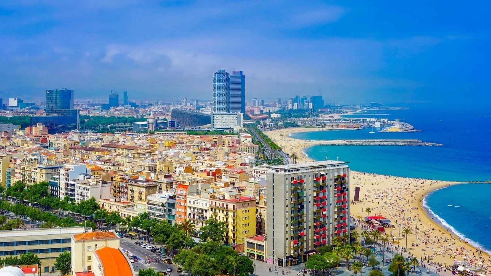 Barcelona con el cielo despejado en una imagen de archivo