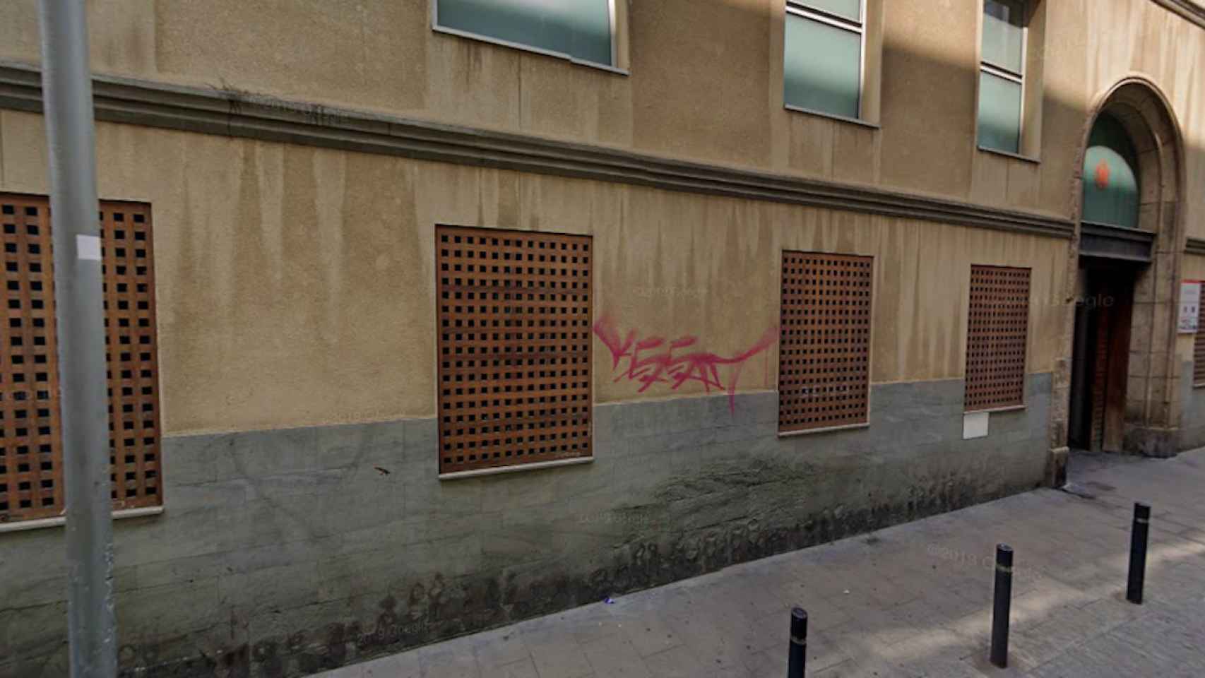 El edificio de la calle de las Tàpies, donde se ubicará la nueva comisaría de la Guardia Urbana / GOOGLE MAPS