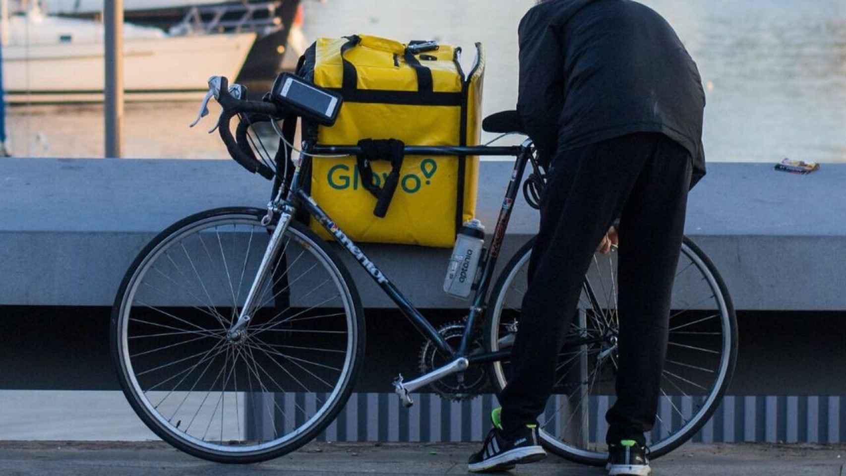 Un 'rider' de Glovo durante un reparto en una imagen de archivo