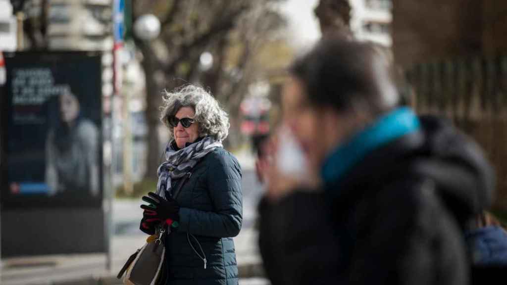 Una mujer muy abrigada en un día de frío