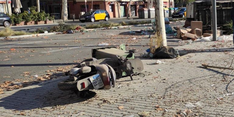 Una moto tumbada en el Paral·lel, también para la grabación de Netflix / RAVAL SUD - TWITTER