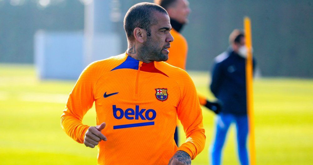 Dani Alves, de naranja, en un entrenamiento del Barça / FCB