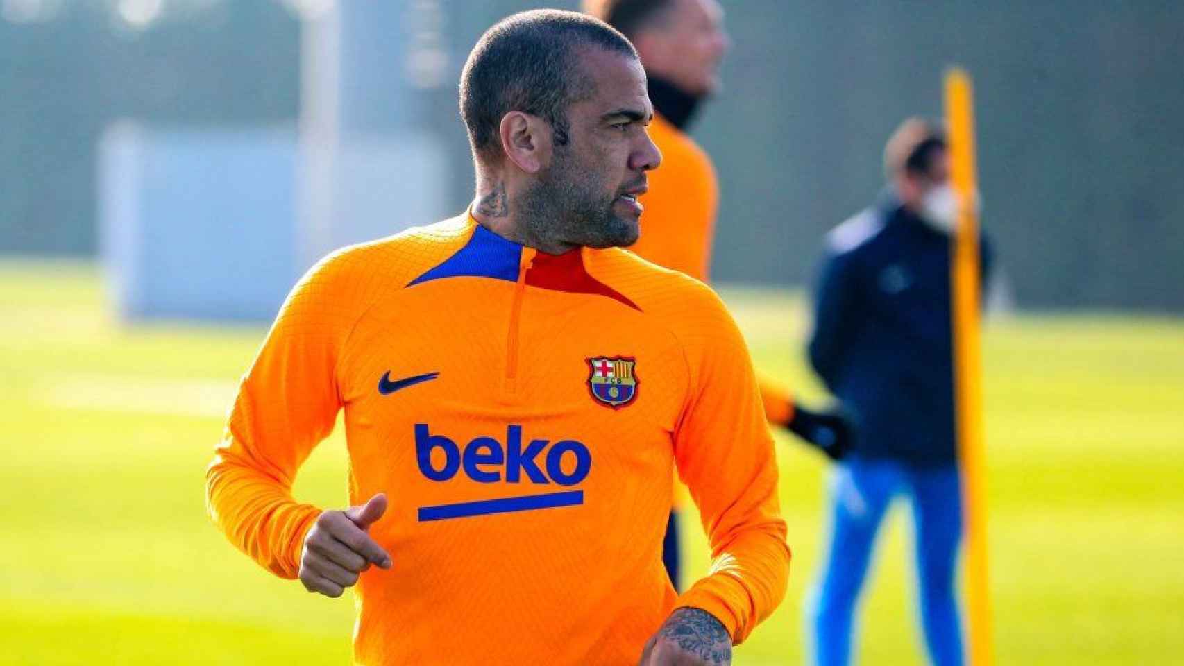 Dani Alves, de naranja, en un entrenamiento del Barça / FCB