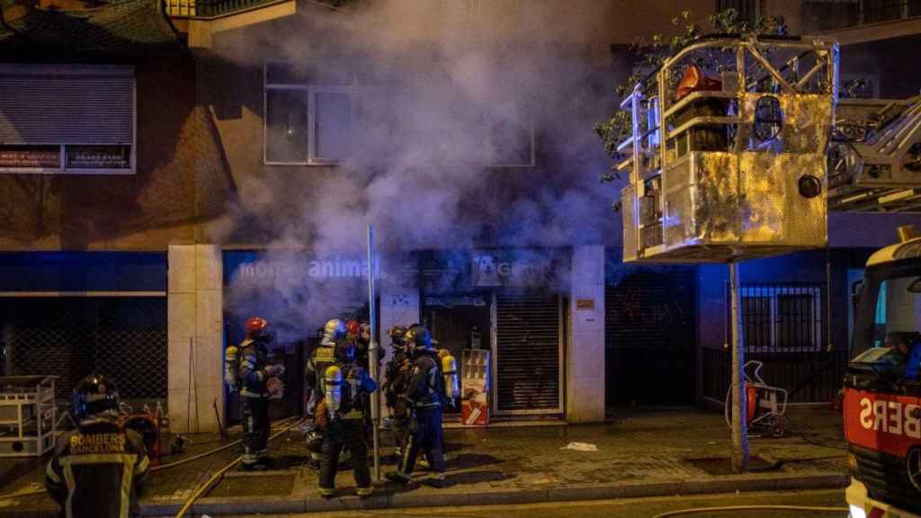 Los bomberos intervienen en el incendio de Món Animal, en la Bordeta / EUROPA PRESS