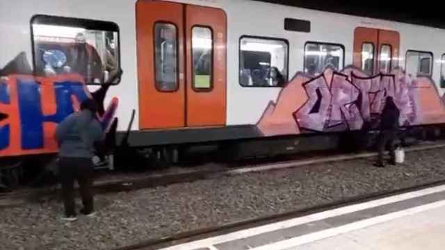 Grafiteros vandalizan un tren de FGC / ADNSINDICAL