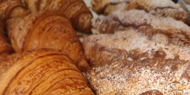 Dos variedades de croissants de la pastelería La Fabrique de Barcelona / INSTAGRAM