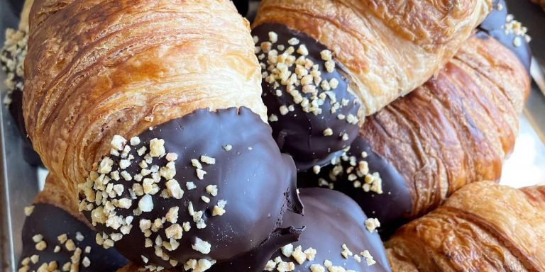 Croissants de chocolate con trocitos de almendra de la pastelería La Colmena / INSTAGRAM