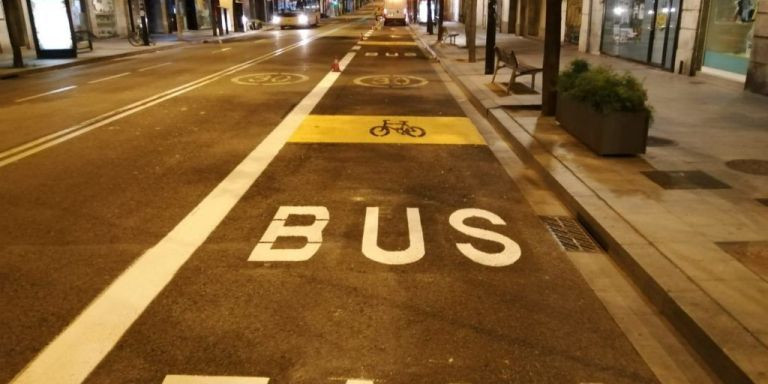 Carril bici-bus en la calle de Sants / AJ BCN