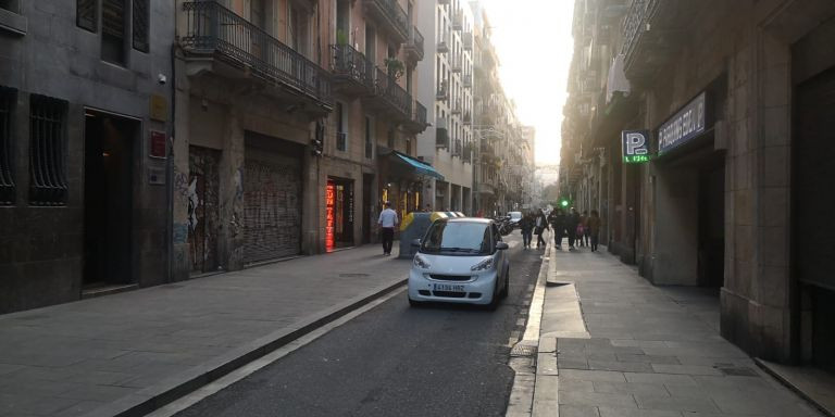 La calle Nou de la Rambla, en el Raval, cuyo sentido cambiará en un tramo en unas semanas / METRÓPOLI