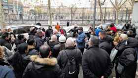 El vecindario de San Roque reunido para paralizar un desahucio en el barrio / PLATAFORMA SANT ROC SOM BDN