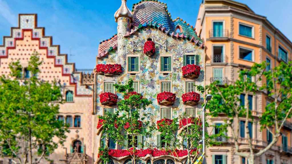 Fachada de la Casa Batlló decorada durante una diada de Sant Jordi