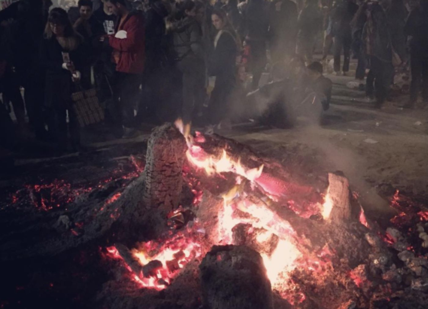 Hoguera en Gràcia en una edición pasada dels Foguerons de Sant Antoni / INSTAGRAM