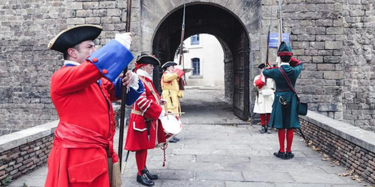 Coronela de Barcelona dando la bienvenida a los visitantes al portal de Santa Madrona / AYUNTAMIENTO DE BARCELONA