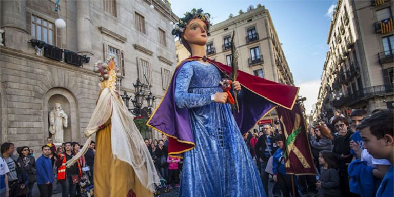 Baile de gigantes en conmemoración de Santa Eulàlia, la copatrona de Barcelona / BARCELONA TURISME