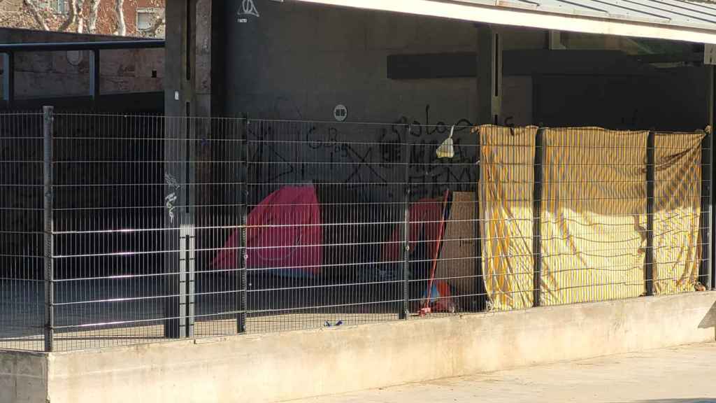 Un campamento en el parque de Joan Miró, abandonado y degradado / JXCAT